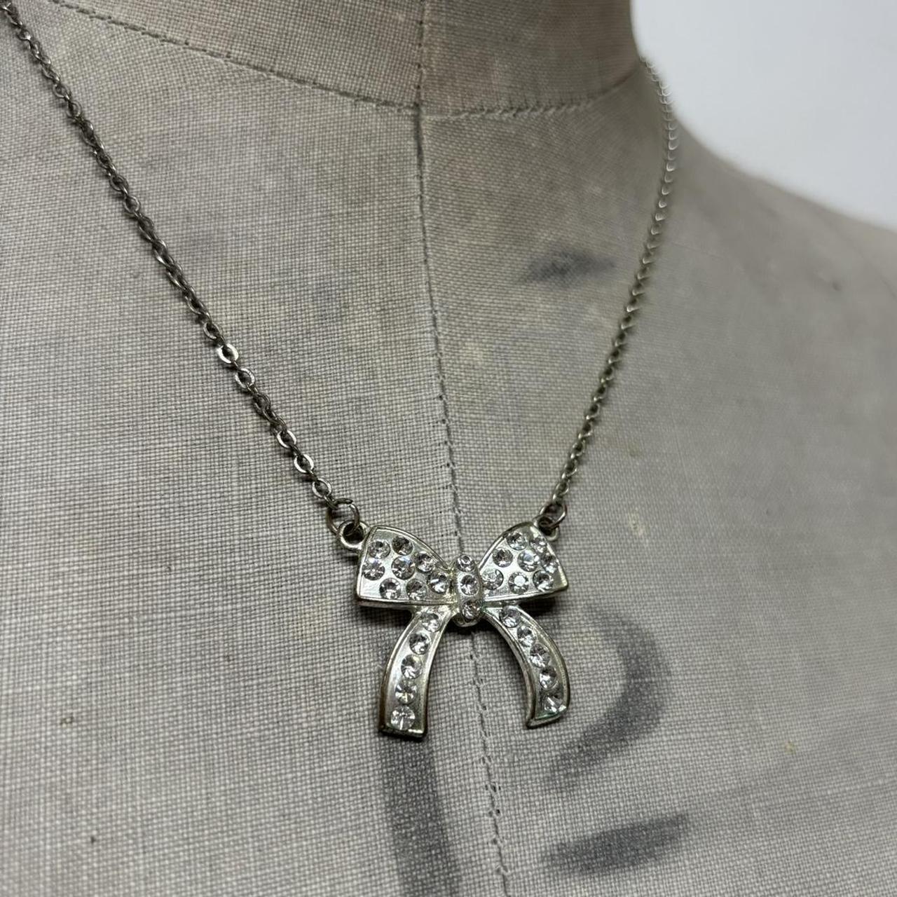 Silver bow necklace