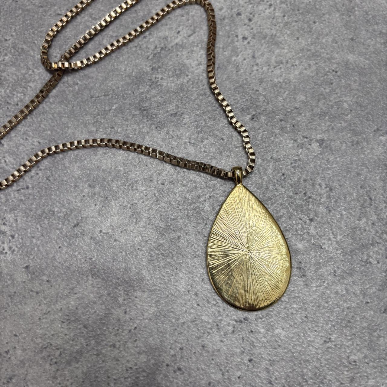 Gold box chain shell pendant