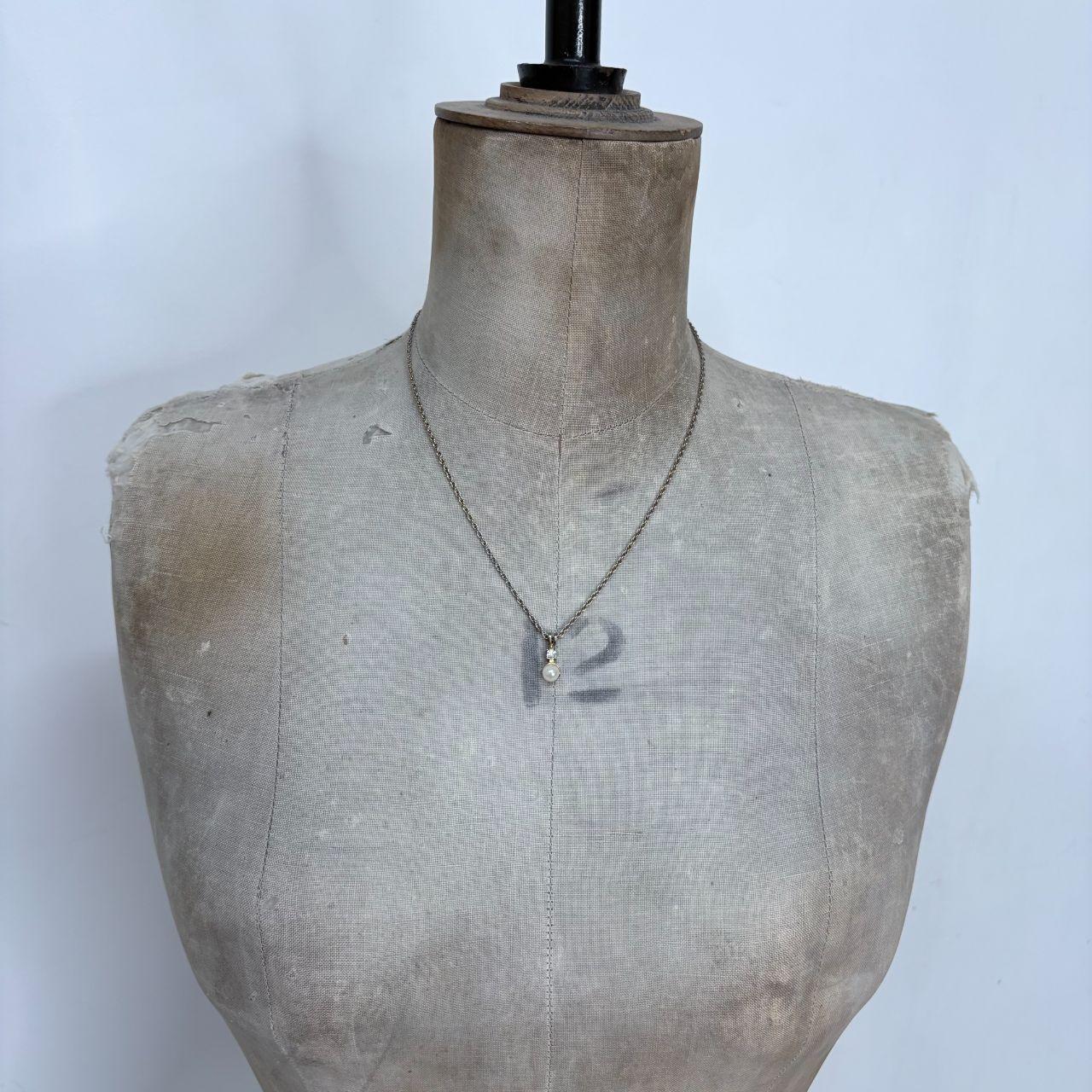 Delicate chain pearl necklace