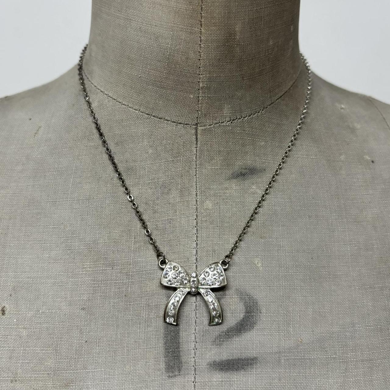 Silver bow necklace