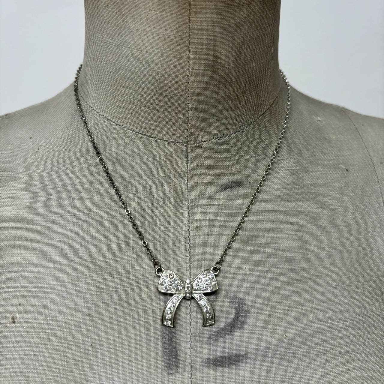 Silver bow necklace