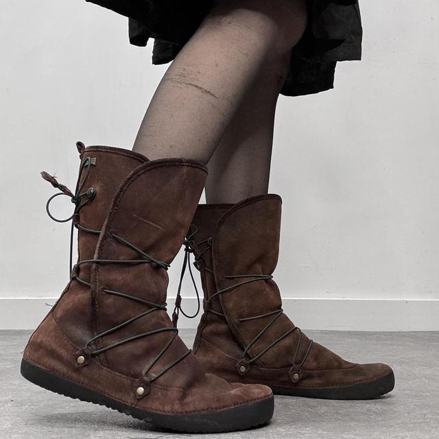 Brown suede wrap fur boots