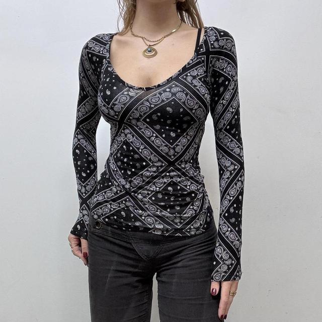 Black and white graphic print bandana tshirt