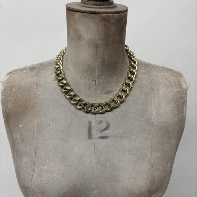 Chunky oversized gold chain necklace