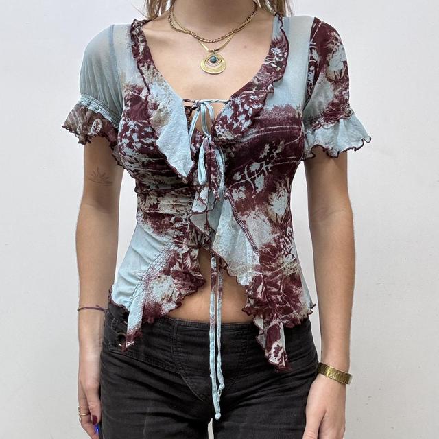 Abstract distrssed print ruffle mesh shirt