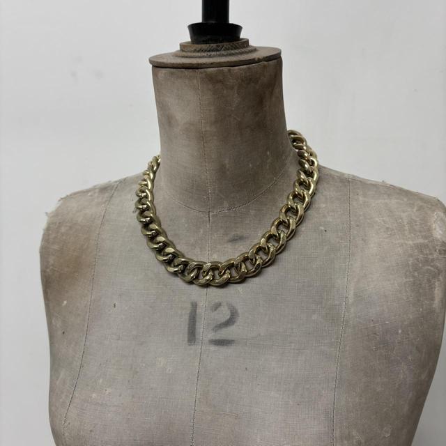 Chunky oversized gold chain necklace