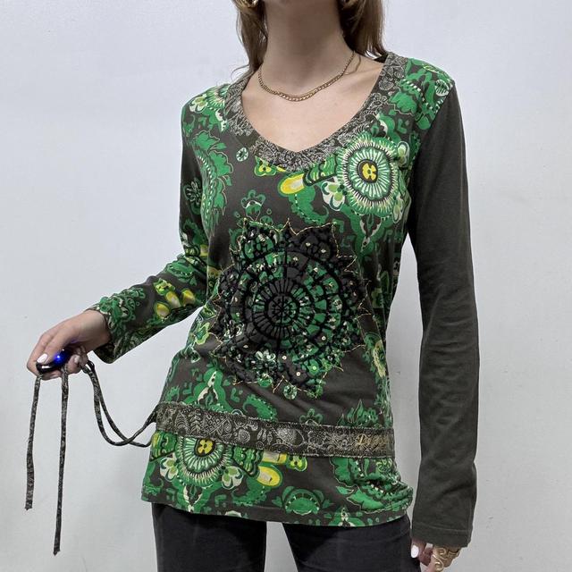 Graphic paisley boho patterned tshirt