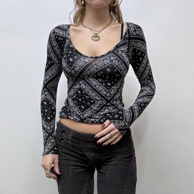 Black and white graphic print bandana tshirt