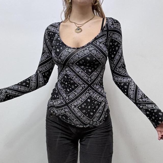Black and white graphic print bandana tshirt