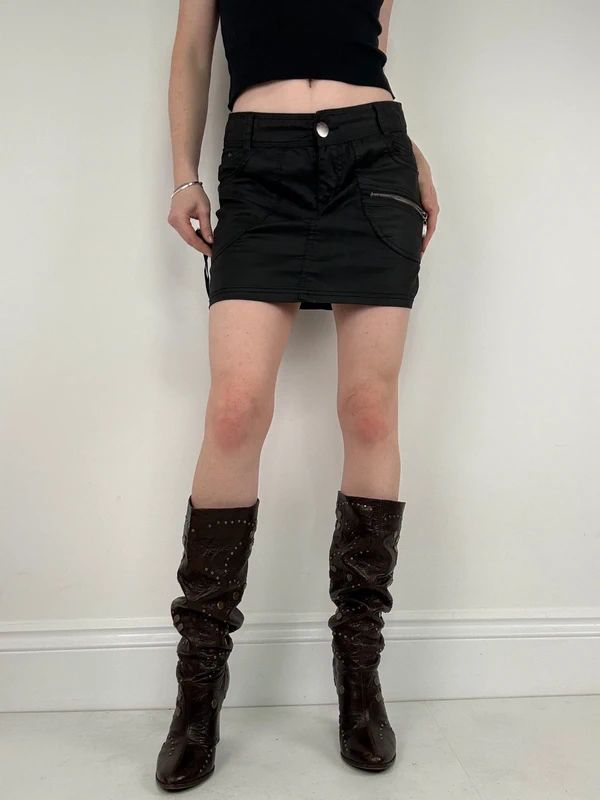 Low-rise black Y2K mini cargo skirt