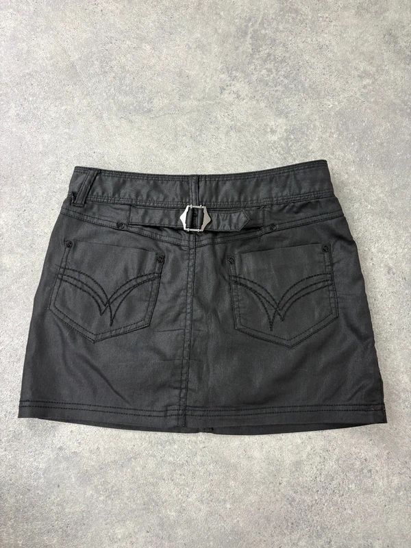 Low-rise black Y2K mini cargo skirt