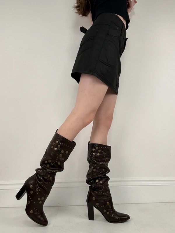 Low-rise black Y2K mini cargo skirt