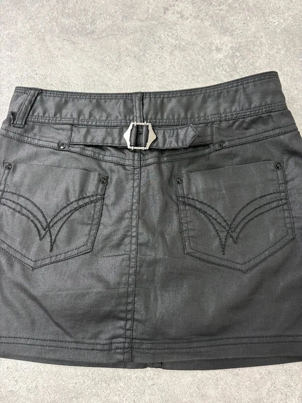 Low-rise black Y2K mini cargo skirt