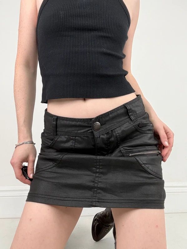 Low-rise black Y2K mini cargo skirt