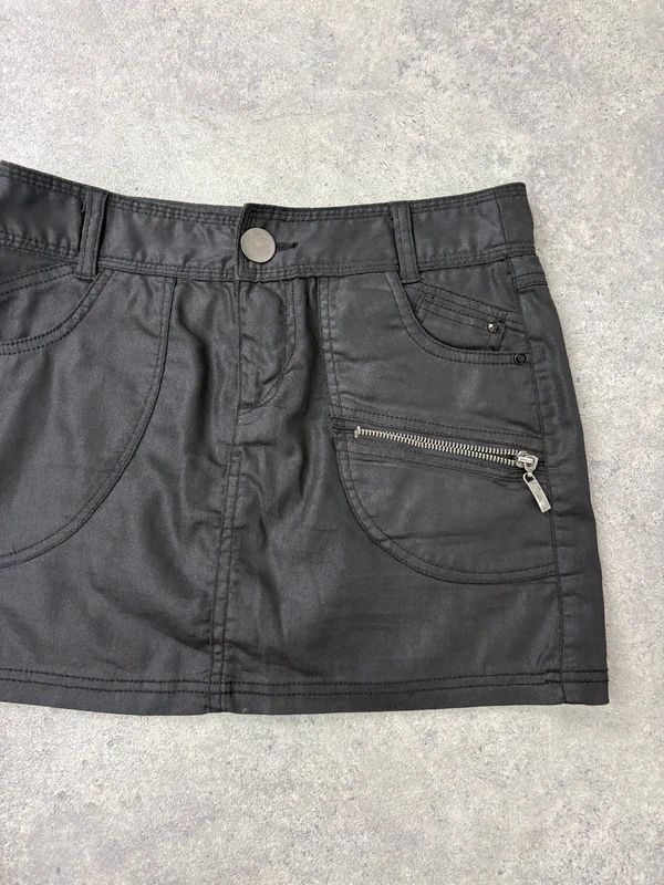 Low-rise black Y2K mini cargo skirt