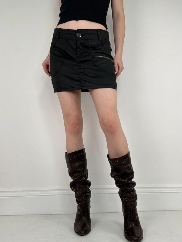 Low-rise black Y2K mini cargo skirt