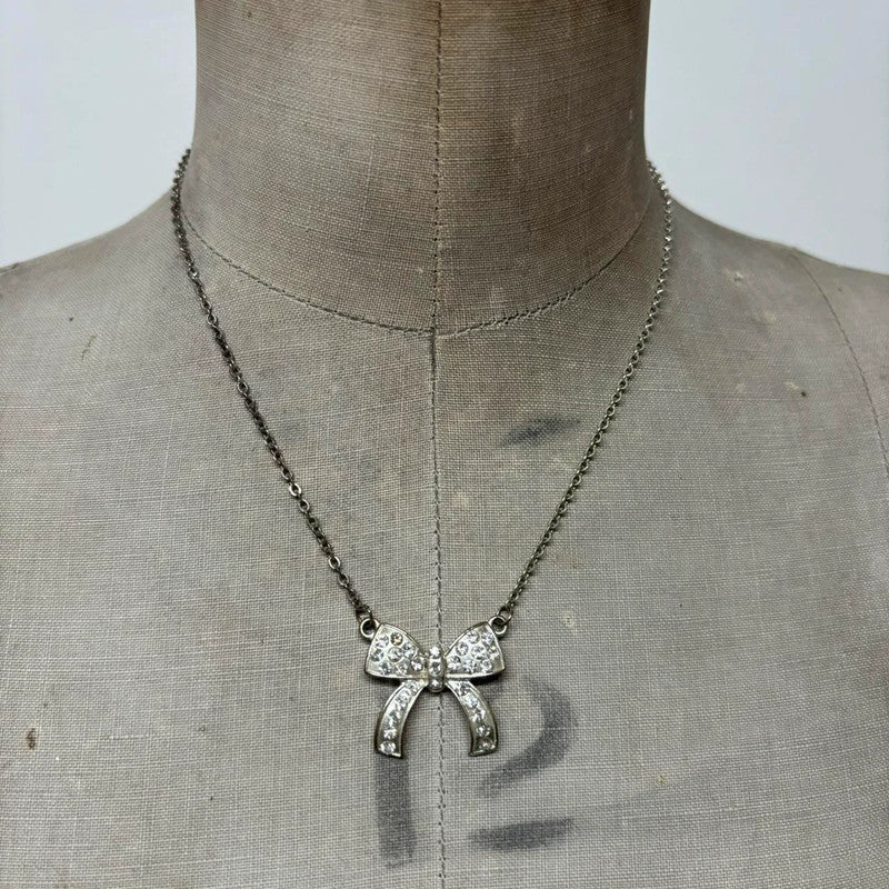 Silver bow necklace