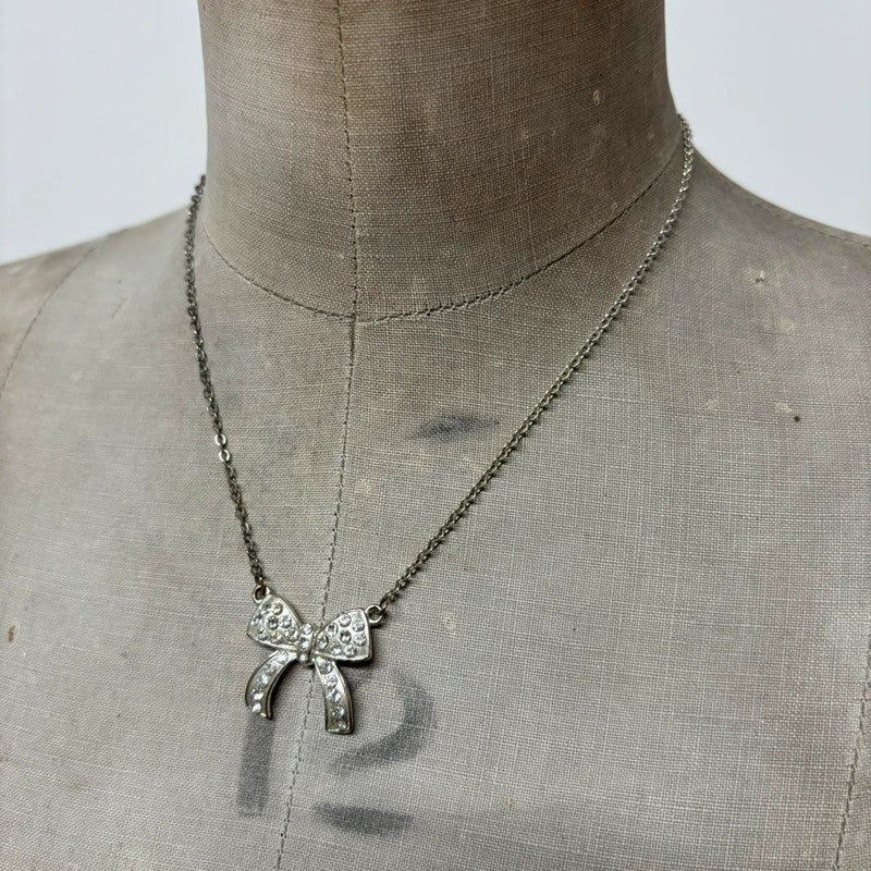 Silver bow necklace