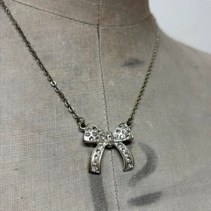 Silver bow necklace