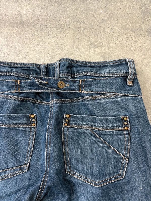 Low rise distressed buckle back Jeans