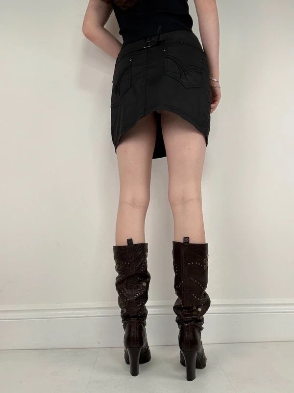 Low-rise black Y2K mini cargo skirt