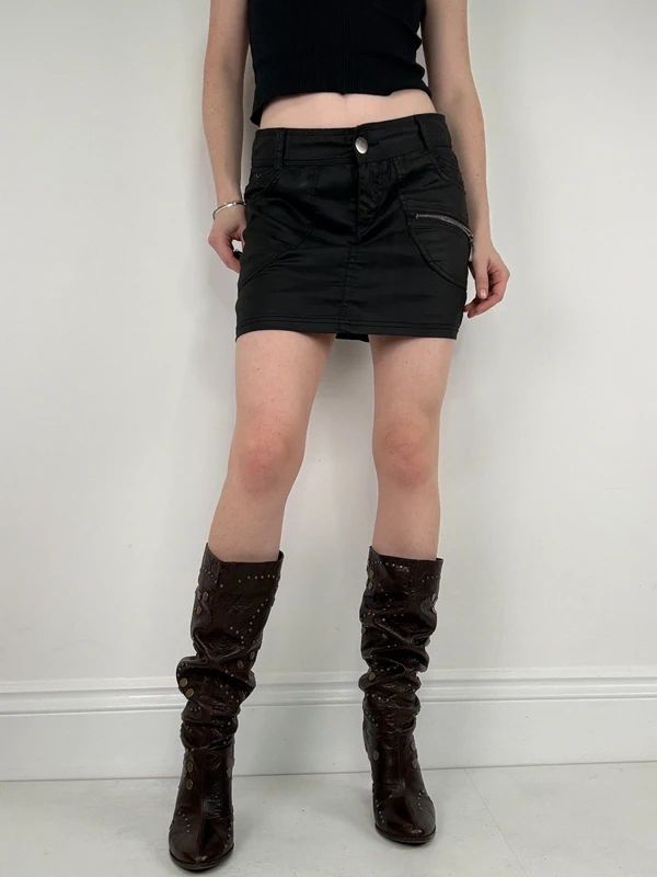 Low-rise black Y2K mini cargo skirt