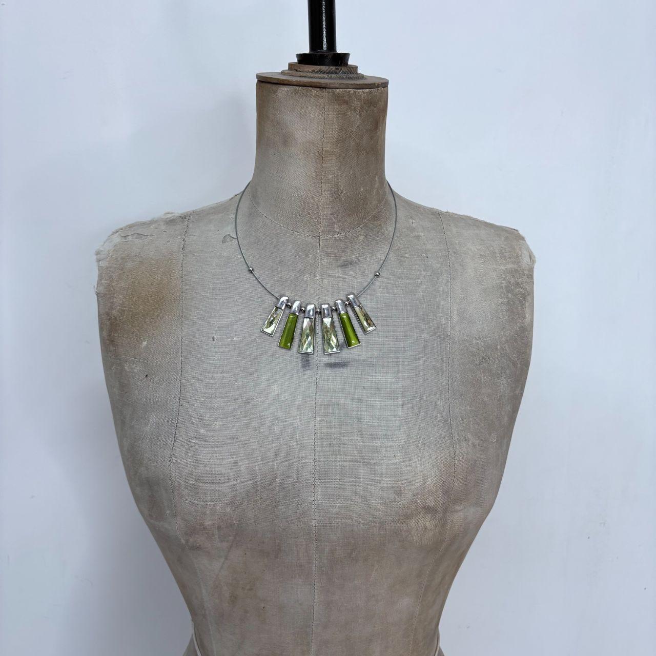 Green gemstone style wire necklace