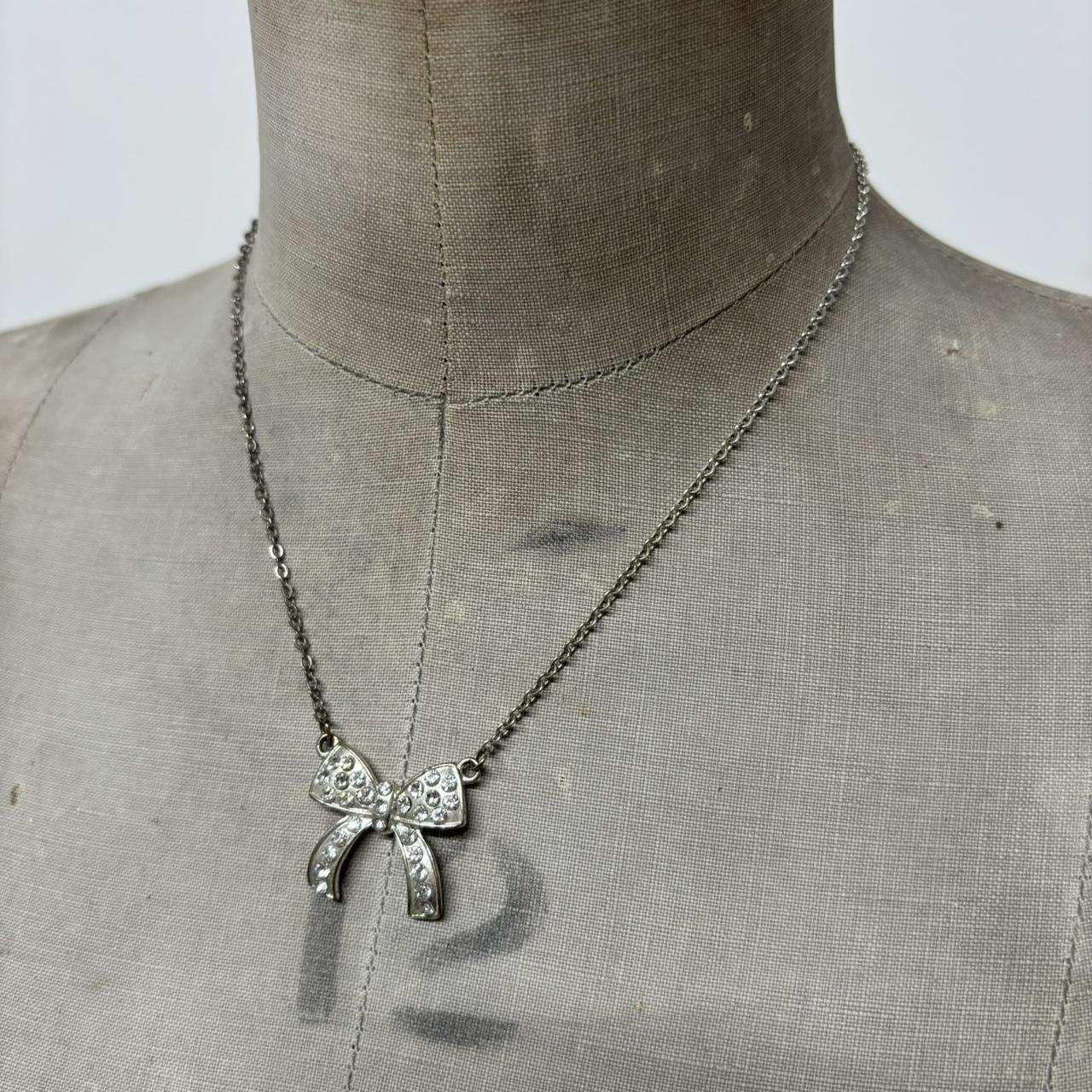 Silver bow necklace