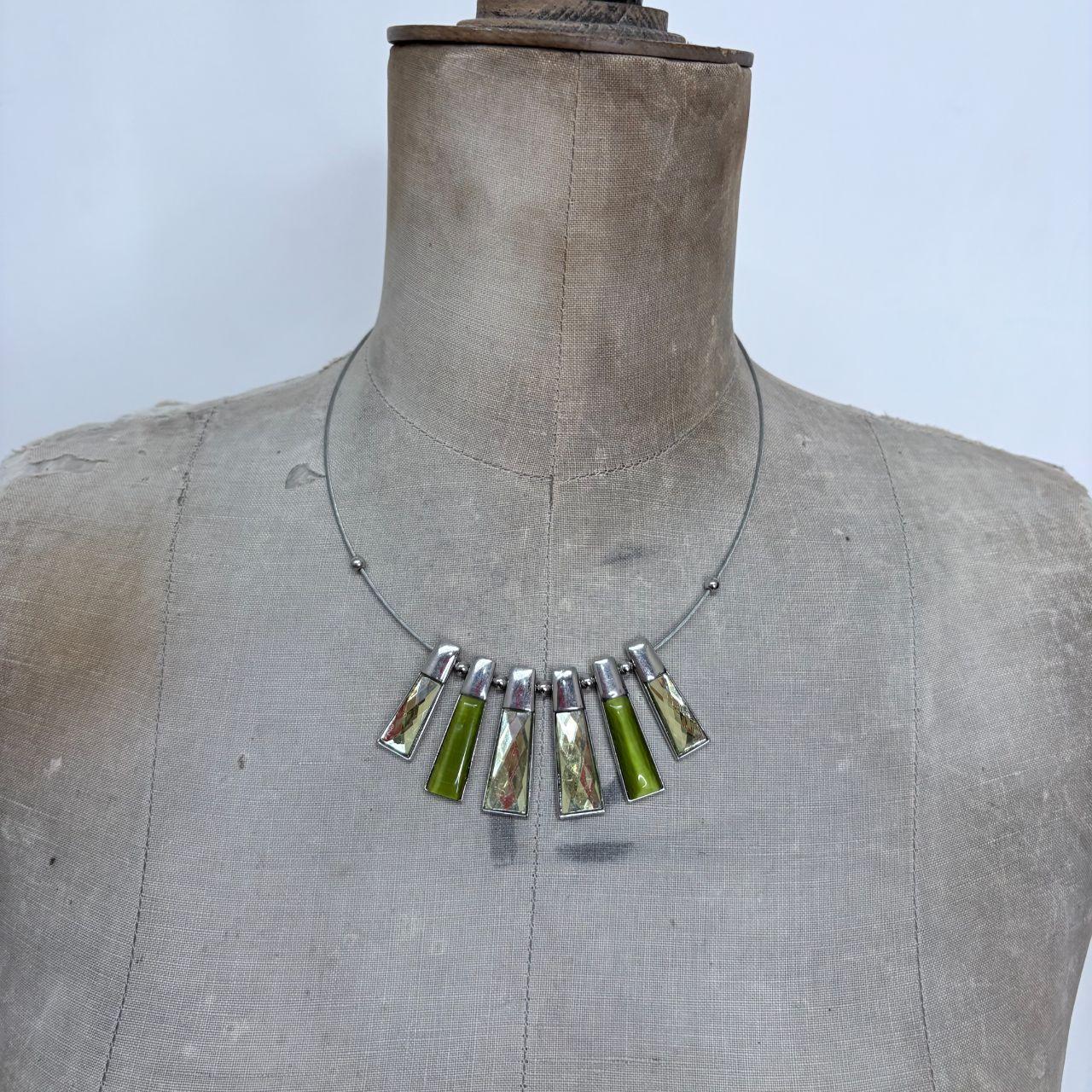 Green gemstone style wire necklace