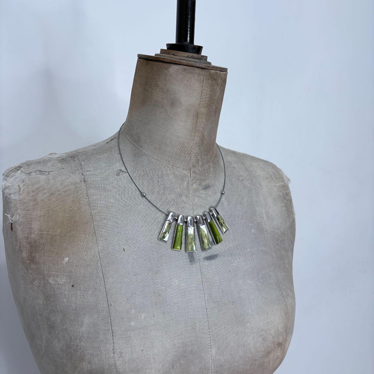Green gemstone style wire necklace