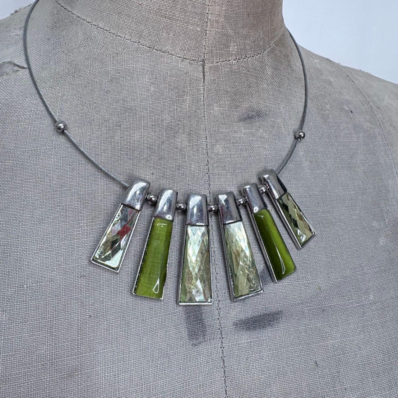 Green gemstone style wire necklace