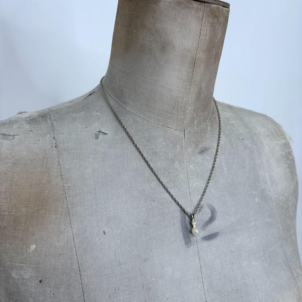 Delicate chain pearl necklace