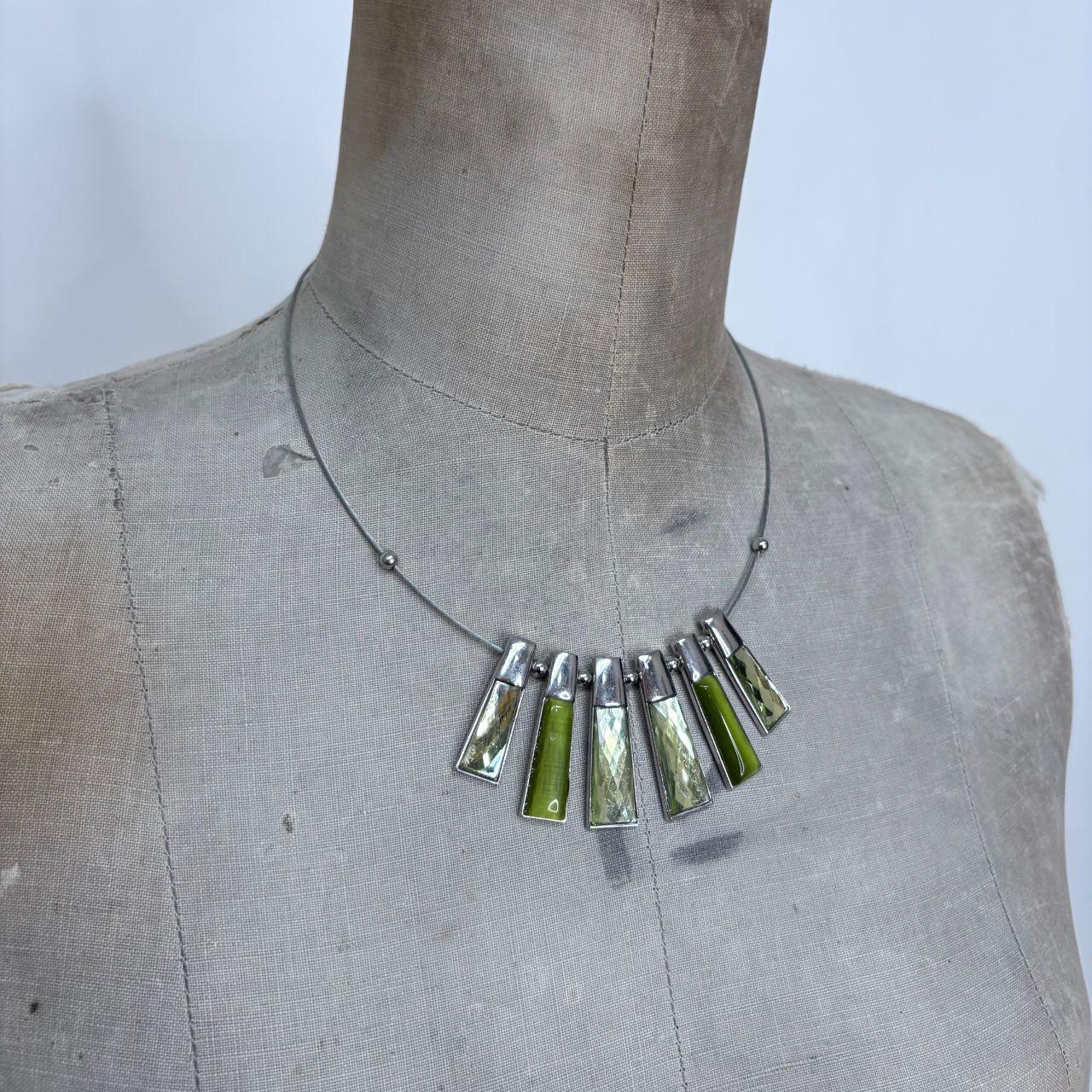 Green gemstone style wire necklace