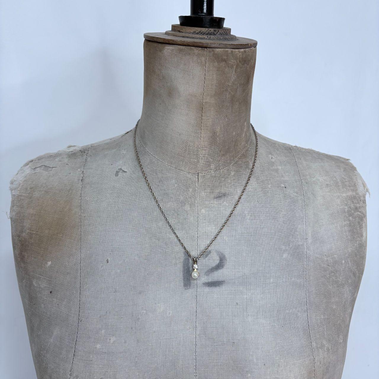Delicate chain pearl necklace