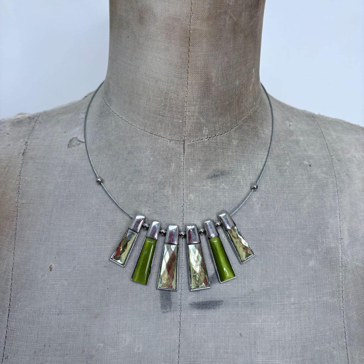Green gemstone style wire necklace