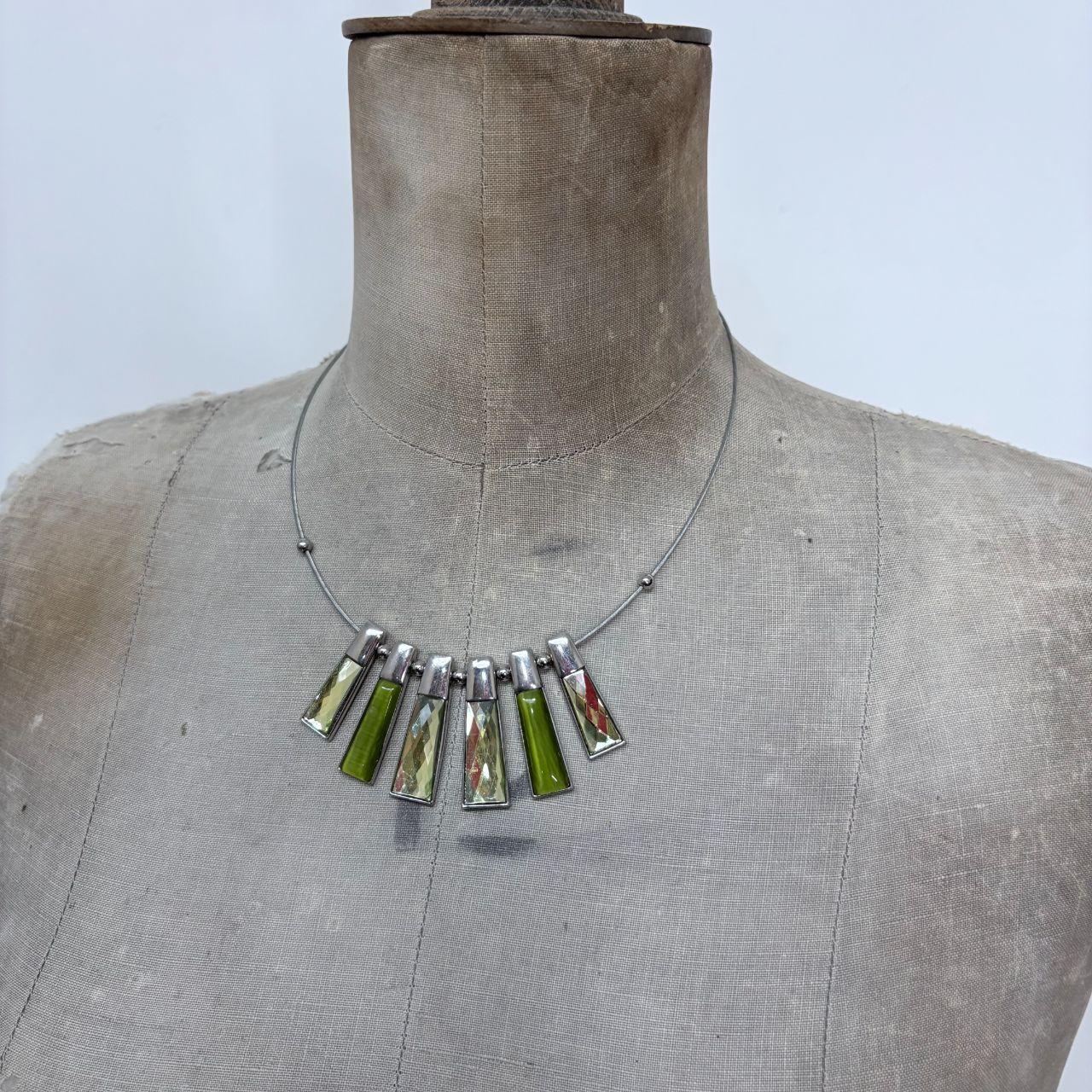 Green gemstone style wire necklace