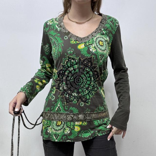 Graphic paisley boho patterned tshirt