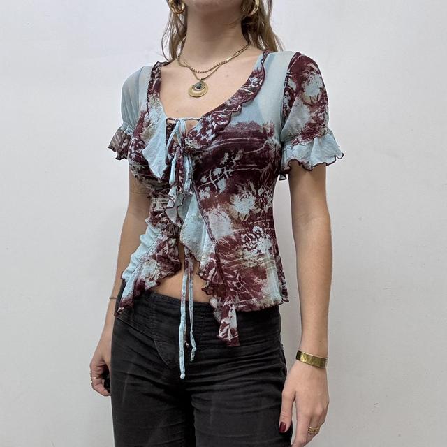 Abstract distrssed print ruffle mesh shirt