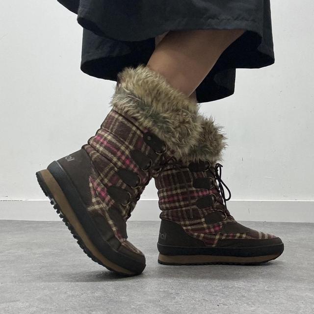 Vintage tartan brown fur snow boots