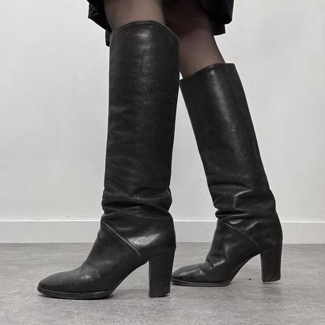 Black heeled riding boots