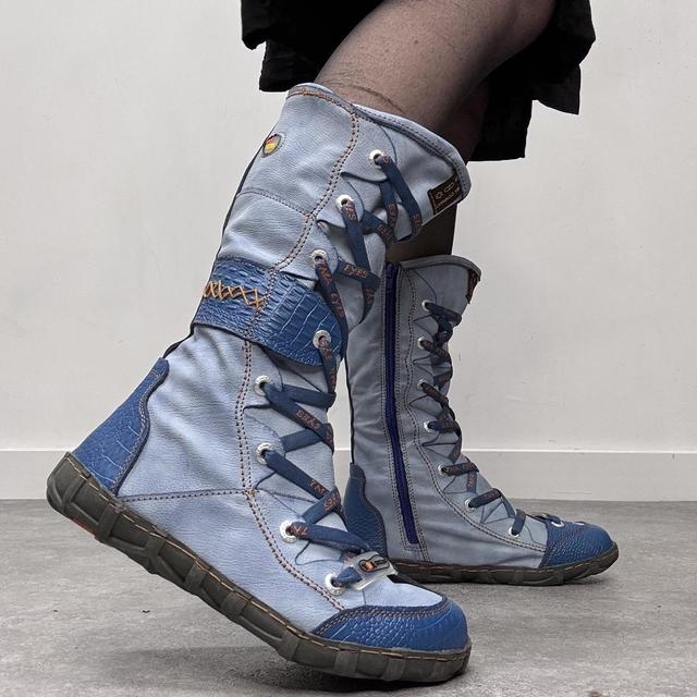 Lace-up tech boxing boots