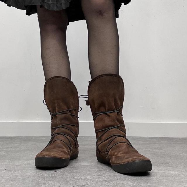 Brown suede wrap fur boots