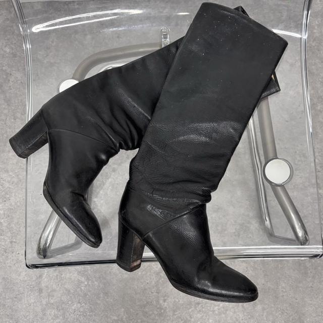 Black heeled riding boots