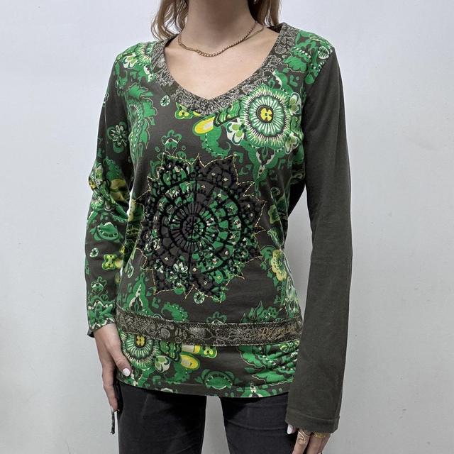 Graphic paisley boho patterned tshirt