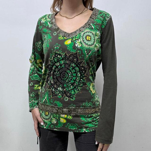 Graphic paisley boho patterned tshirt