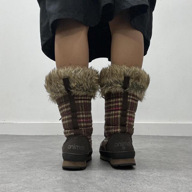Vintage tartan brown fur snow boots