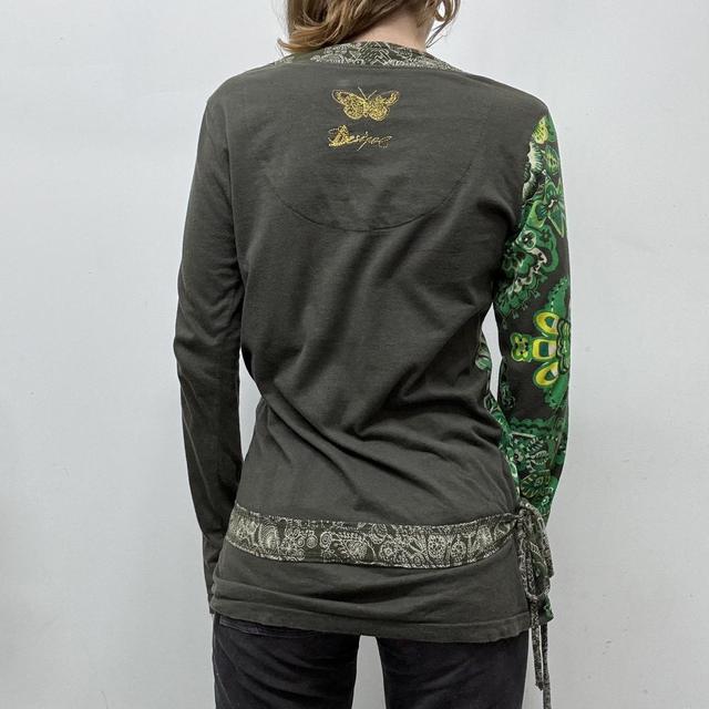 Graphic paisley boho patterned tshirt