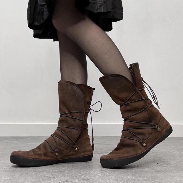 Brown suede wrap fur boots