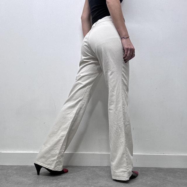 Fit and flare leg cream jeans