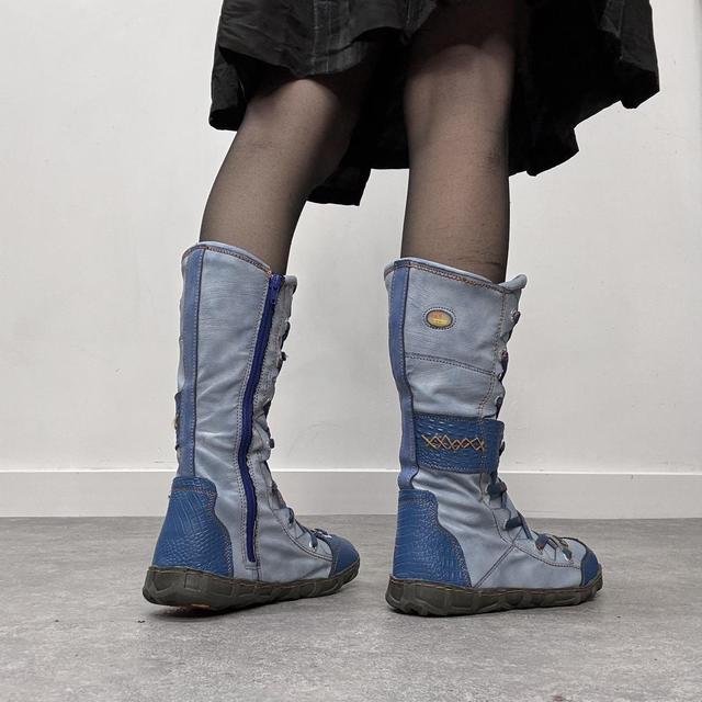 Lace-up tech boxing boots
